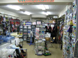 テニス846渋谷店内様子。お店は手狭ですが、色々な中古テニスラケットに出会えますよ。